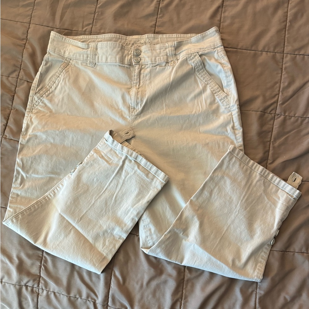 Gloria Vanderbilt Khaki Capris - size12